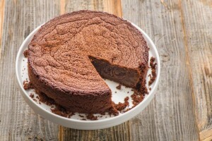 Chili-suklaakakku josta leikattu viipale