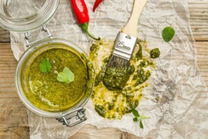 Vihreä chimichurri-kastike pensselillä levitettynä