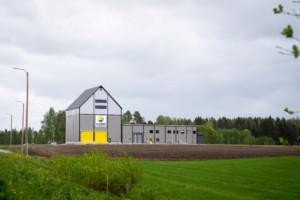 Alavuden öljynpuristamo pellonreunassa