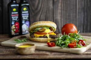 Helppo ja herkullinen burgeri ja salaatti leikkuulaudalla