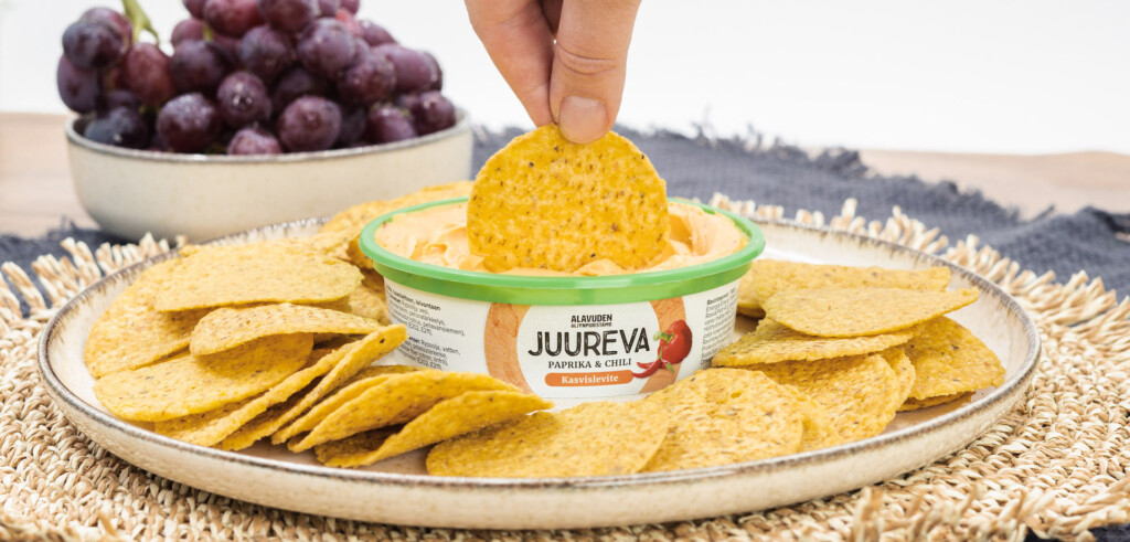Nacholautanen jossa keskellä dippailuun Juureva Paprika & Chili kasvislevite