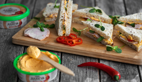 Kolmioleipiä kinkulla ja paprika-chili tuorejuustolla täytettynä